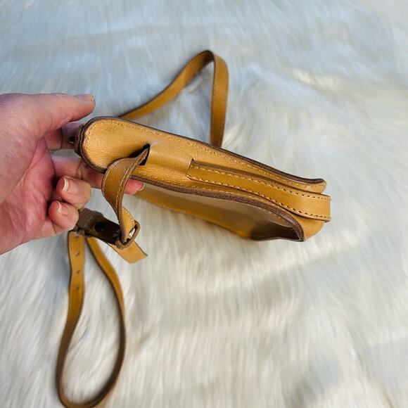 Madewell Nude Leather Simple Crossbody Bag - Picture 4 of 9
